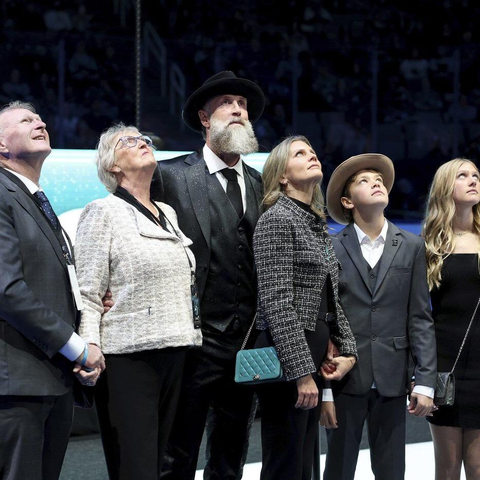 San Jose Sharks retire Joe Thornton's No. 19 jersey in emotional ceremony